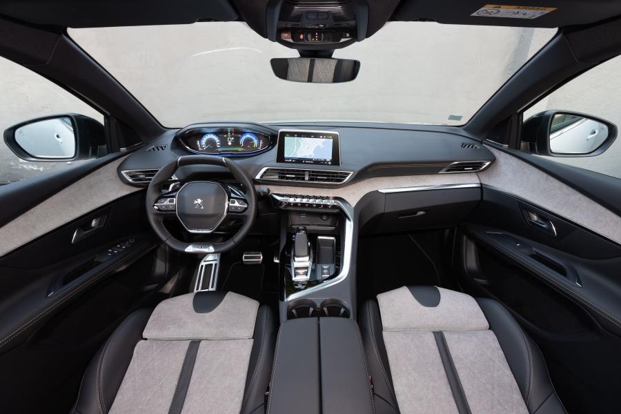 Торпедо Peugeot 3008 GT HYBRID4 2019 года  (WW) (фото 37 из 40)